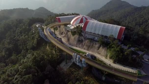 Bana Hills, pueblo francés y puente dorado, en el centro de Vietnam — Vídeo de stock