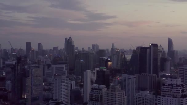 Вид с воздуха на Сукхумвит в центре Бангкока в Таиланде — стоковое видео