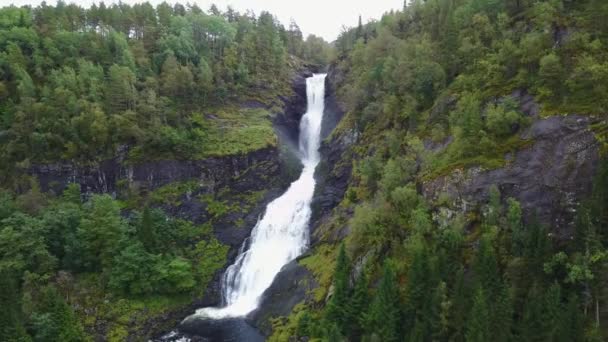 Uitzicht op de waterval in Bergen in Noorwegen — Stockvideo