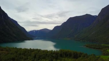 Norveç 'te Geiranger fiyort ve Lovatnet Gölü hava manzarası