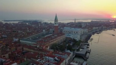 İtalya 'da gün doğumunda Venedik hava manzarası
