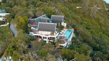 Phuket, Tayland 'daki villa ve sahil kulübü hava manzarası.