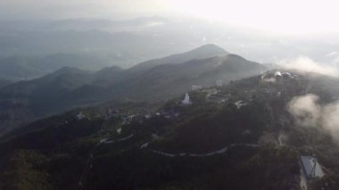 Bana Hills, Fransız köyü ve Orta Vietnam 'daki Altın Köprü