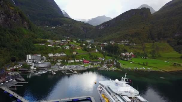 Geiranger Fjord und Lovatnet See Luftaufnahme in Norwegen — Stockvideo