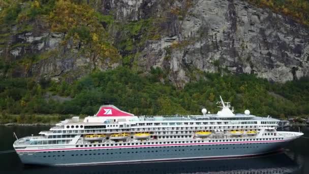 Geiranger Fjord und Lovatnet See Luftaufnahme in Norwegen — Stockvideo