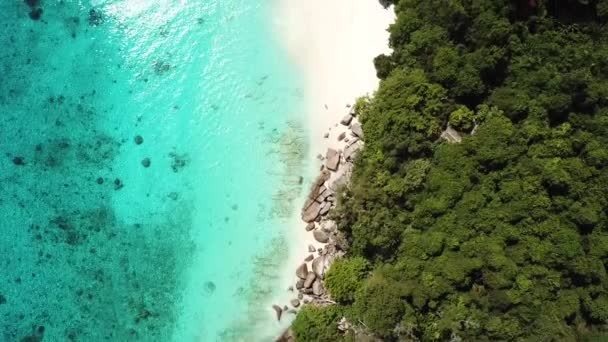 Similan wyspa i plaża widok z lotu ptaka w Tajlandii — Wideo stockowe