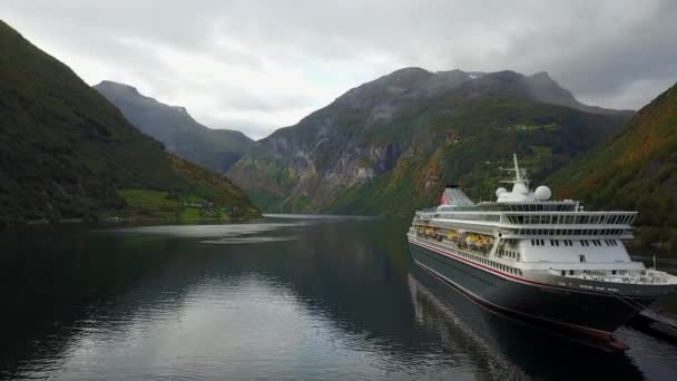 Geiranger fjord och Lovatnet sjö antenn utsikt i Norge — Stockvideo