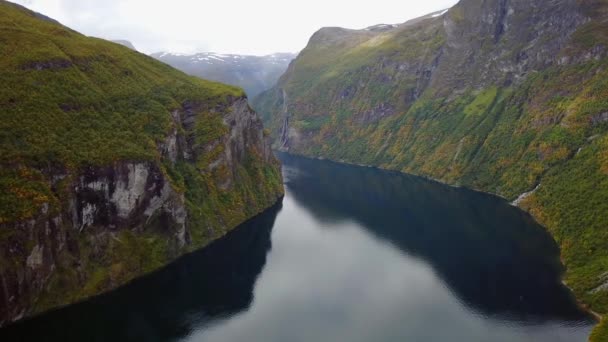 Geiranger fjord és Lovatnet-tó légi kilátás Norvégiában — Stock videók