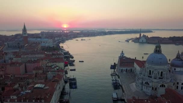 Letecký pohled Benátek při východu slunce v Itálii — Stock video