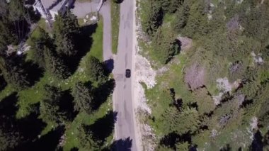 Fransa 'da Annecy gölü ve kale hava manzarası