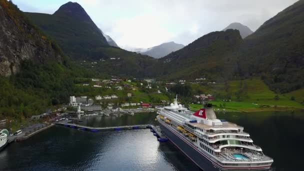 Fiordo Geiranger y vista aérea del lago Lovatnet en Noruega — Vídeo de stock
