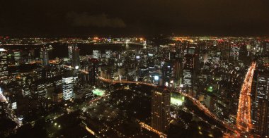 Japonya'da gece Tokyo Kulesi'nden sokak manzaraları