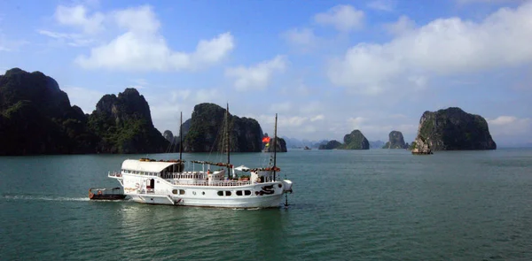 Blick auf die Halong-Bucht von der Kreuzfahrt aus, in Vietnam — Stockfoto