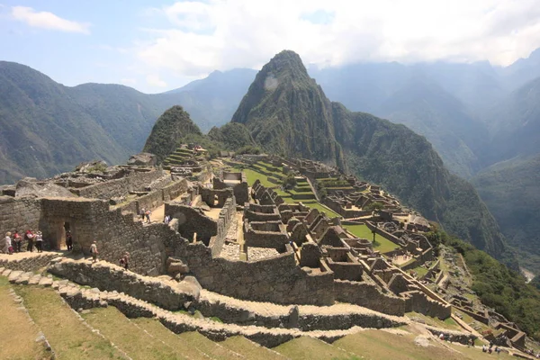 Machu Picchu Incan citadel in the Andes Mountains in Peru — Stock Photo, Image