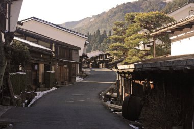 Japonya'daki Tsumago ve Magome köylerinin manzarası