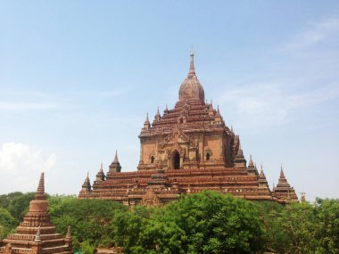 Myanmar'da eski Bagan tapınağı ve harabeleri
