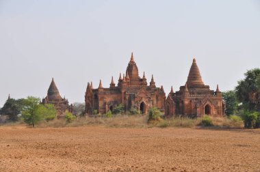 Myanmar'da eski Bagan tapınağı ve harabeleri