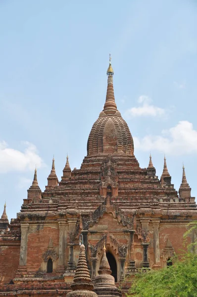Myanmar'da eski Bagan tapınağı ve harabeleri