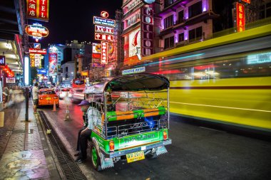 Chinatown, Bangkok, Tayland Tuk Tuk gece manzarası