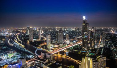 Tayland 'da gece Bangkok sokak manzarası