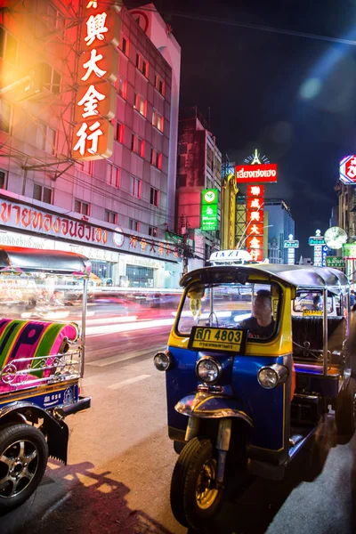 Chinatown, Bangkok, Tayland Tuk Tuk gece manzarası