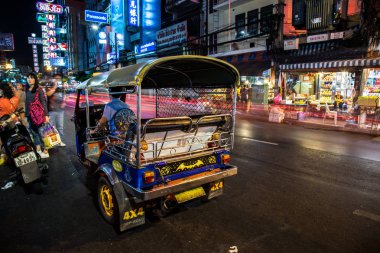 Chinatown, Bangkok, Tayland Tuk Tuk gece manzarası