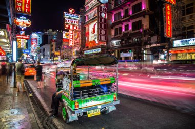Chinatown, Bangkok, Tayland Tuk Tuk gece manzarası