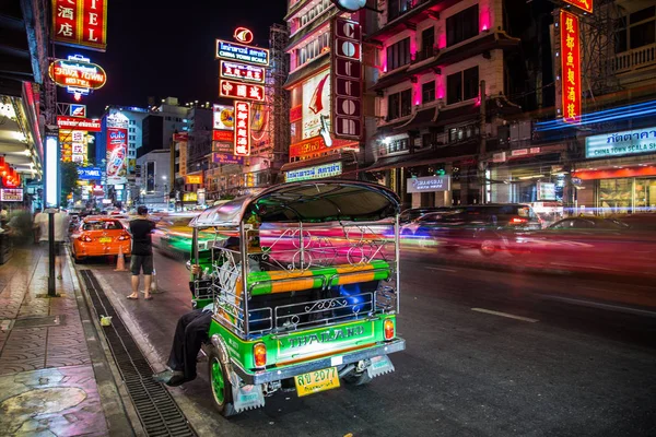 Chinatown, Bangkok, Tayland Tuk Tuk gece manzarası