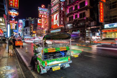 Chinatown, Bangkok, Tayland Tuk Tuk gece manzarası