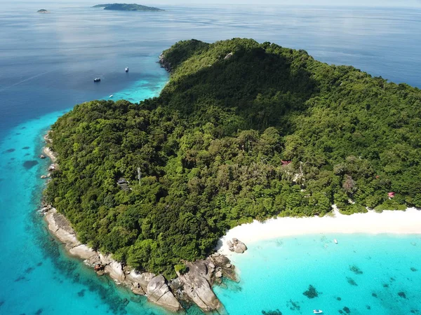 Tayland Similan adasının havadan görünümü