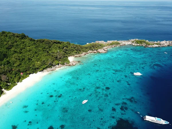 Tayland Similan adasının havadan görünümü