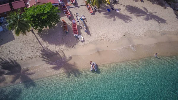 Utsikt över Martinique strand och berg ovanifrån, på karibiska öarna — Stockfoto