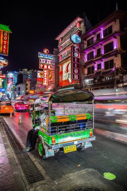 Chinatown, Bangkok, Tayland Tuk Tuk gece manzarası