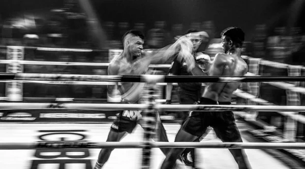 Muay thai luchando en Bangkok en Tailandia —  Fotos de Stock