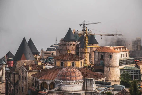 Fransız Köyü ve Çin tapınağı Bana Hills, Sun World, Danang, Orta Vietnam