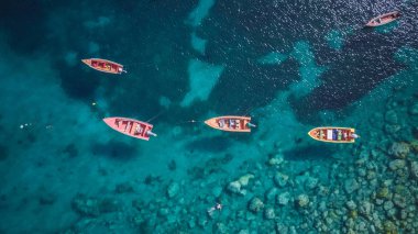 Karayip adalarında, yukarıdan Martinik plaj ve dağ manzarası