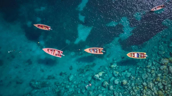 Karayip adalarında, yukarıdan Martinik plaj ve dağ manzarası