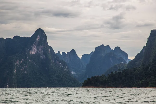 Tayland Khao Sok milli park manzarası