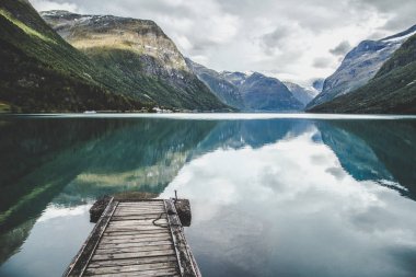 Norveç'te Geiranger çevresinde Lovatnet Gölü manzarası
