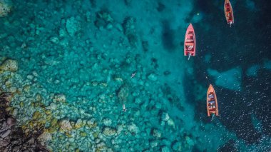 Karayip adalarında, yukarıdan Martinik plaj ve dağ manzarası