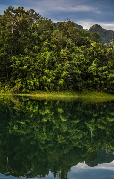 Tayland Milli Parkı Khao Sok göl manzarası