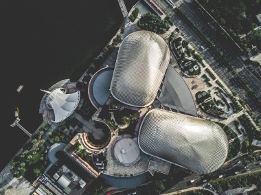 Marina Bay ve merkez Singapur'un yukarıdan manzarası