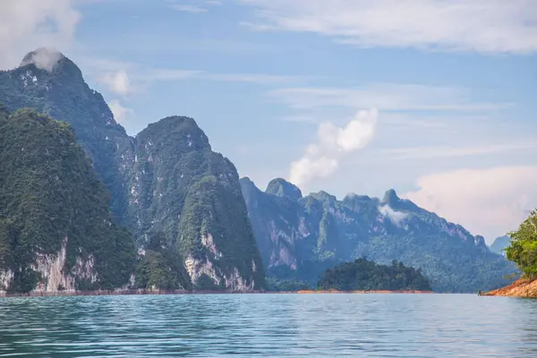 Tayland Khao Sok milli park manzarası
