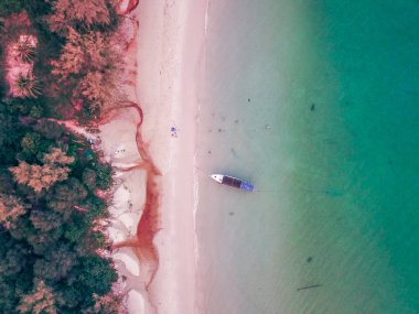 Yukarıdan Koh Rong adası, plaj ve gün batımı, Kamboçya Sihanoukville