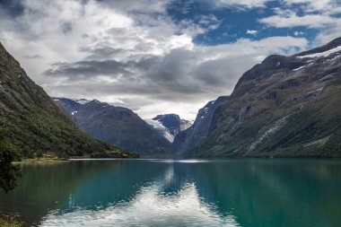 Norveç'te Geiranger çevresinde Lovatnet Gölü manzarası