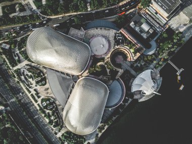 Marina Bay ve merkez Singapur'un yukarıdan manzarası