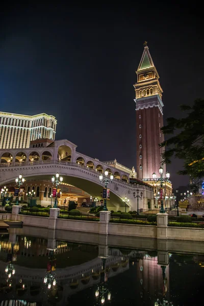 Vue sur la rue et les casinos de Macao la nuit — Photo