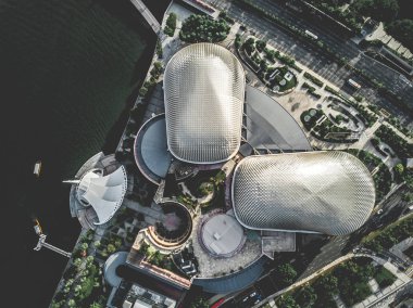 Marina Bay ve merkez Singapur'un yukarıdan manzarası