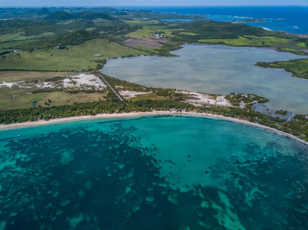Karayip adalarında, yukarıdan Martinik plaj ve dağ manzarası