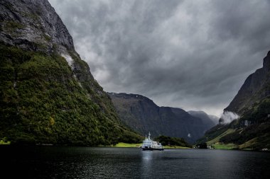 Norveç'te Bergen yakınlarındaki geziden Unesco Naeroyfjord manzarası